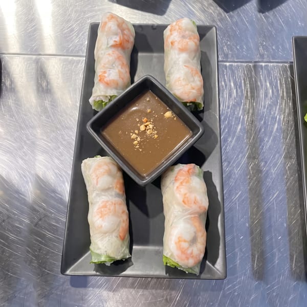 Four fresh shrimp spring rolls with lettuce and rice vermicelli, served with peanut dipping sauce.