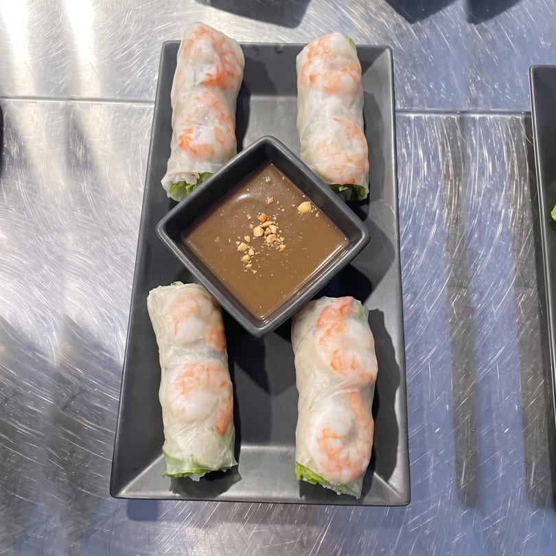 Four fresh shrimp spring rolls with lettuce and rice vermicelli, served with peanut dipping sauce.